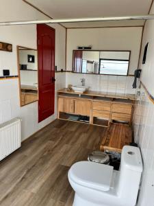a bathroom with a toilet and a sink at Casa Aoni in Puerto Natales