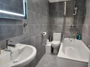 a bathroom with a sink and a toilet at Hazel 1-Bed Flat (4) + Parking in Kidlington