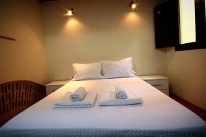 een slaapkamer met een bed met twee handdoeken erop bij Alojamiento rural la fábrica de palos in Cazalla de la Sierra
