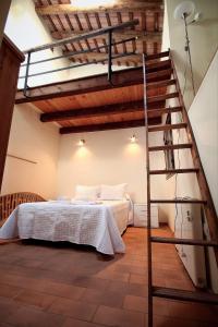 een slaapkamer met een bed met een ladder erin bij Alojamiento rural la fábrica de palos in Cazalla de la Sierra