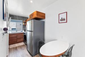 鳳凰城的住宿－Efficient Design Concept - walk Roosevelt Row.，厨房配有白色的桌子和冰箱。