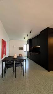 a dining room with a black table and chairs at VIP Alfaz del Pi in Alfaz del Pi