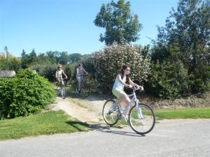 um grupo de pessoas andando de bicicleta por uma estrada em Gîte Cossé-le-Vivien, 5 pièces, 8 personnes - FR-1-600-113 em Cossé-le-Vivien