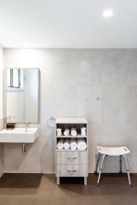 baño con lavabo y estante con toallas en Invercauld House, en Goonellabah