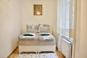 ein kleines Schlafzimmer mit einem Bett in einem Zimmer in der Unterkunft Be Inspired, Choose The Best! in Wien