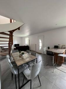 a living room with a dining table and chairs at La maison Dardenne in Villeneuve-sur-Lot