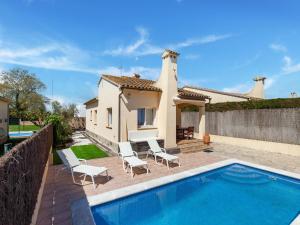 une villa avec une piscine en face d'une maison dans l'établissement Belvilla by OYO Amfora Almogavers, à Sant Pere Pescador