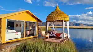 ein Haus auf dem Wasser mit einem Pavillon in der Unterkunft Uros Lodge Perú in Puno