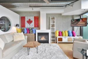 ein Wohnzimmer mit einem Sofa und einem Kamin in der Unterkunft Harbourview Executive Condo in Victoria