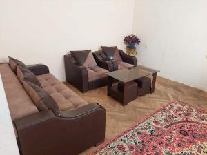 uma sala de estar com um sofá e uma mesa de centro em Дили Дом em Dilijan