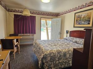 Postel nebo postele na pokoji v ubytování Cle Elum Travelers Inn