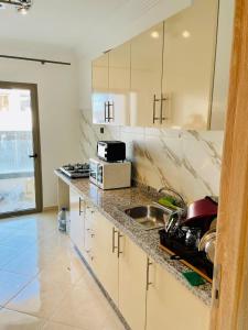 a kitchen with a sink and a counter top at Magnifique appartement avec wifi in Al Hoceïma