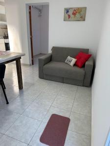 a living room with a couch and a table at DON SIMON Apart 8 -departamento nuevo in Esperanza