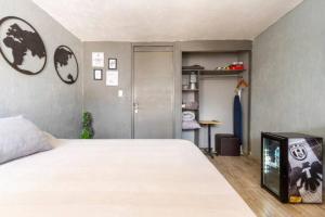 um quarto com uma grande cama branca e uma secretária em Agua Azul by Airhome em Monterrey