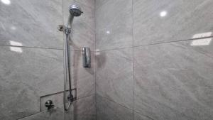 uma cabina de duche com uma cabeça de chuveiro na casa de banho em Agua Azul by Airhome em Monterrey