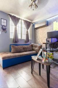 蒙特雷的住宿－Agua Azul by Airhome，客厅配有沙发和桌子