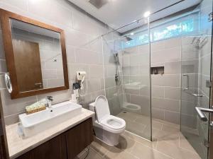 富國的住宿－Hoang Hai Villas 7 Phu Quoc - 4 Bedrooms - Shared Swimming Pool，浴室配有卫生间、盥洗盆和淋浴。