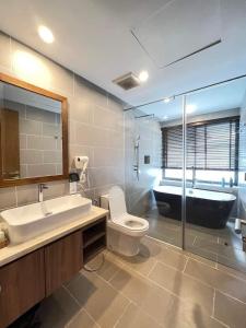 a bathroom with a sink toilet and a bath tub at Hoang Hai Villas 7 Phu Quoc - 4 Bedrooms - Shared Swimming Pool in Phú Quốc