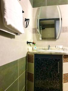 uma casa de banho com um lavatório e um espelho em Casa murcia em Chefchaouen
