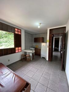una cocina con sofá y mesa. en Apartamento Mobiliado Mozart, en Natal