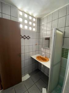 y baño con lavabo y espejo. en Apartamento Mobiliado Mozart, en Natal