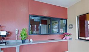 Kuchyň nebo kuchyňský kout v ubytování Americas Best Value Inn-Baytown