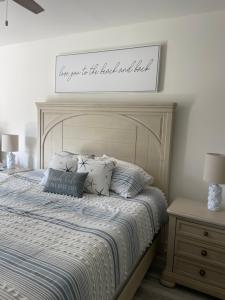 1 dormitorio con 1 cama con una señal encima en Sunshine Manifested, en Lewes