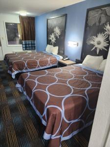 ein Hotelzimmer mit 2 Betten in einem Zimmer in der Unterkunft Super 8 by Wyndham Shreveport in Shreveport