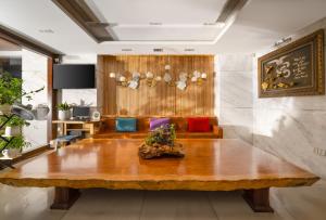 ein Wohnzimmer mit einem großen Holztisch in der Unterkunft White Sand Boutique Hotel in Đà Nẵng