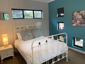 GnarabupにあるRockpoolの白いベッドと青い壁が備わるベッドルーム1室が備わります。