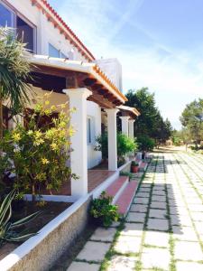 a house with a pathway in front of it at Apartamentos Vista Vedrá in La Savina