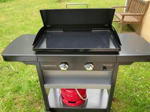 grill z czerwoną butelką na nim w obiekcie Gîte des Combes Blanches avec piscine et jacuzzi w mieście Frayssinet-le-Gélat