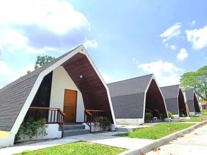 een kleine kerk met een bruin en wit gebouw bij Aurora Villas and Cabin Resort in Clark