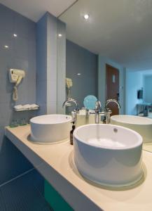 深セン市にあるシャンスイ トレンズ ホテル ファーチャンペーの洗面台が2つと大きな鏡があるバスルーム +51枚の写真