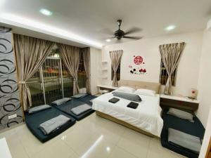 um quarto com uma cama grande e uma janela em A05 SkyBlue Desa Tebrau em Johor Bahru