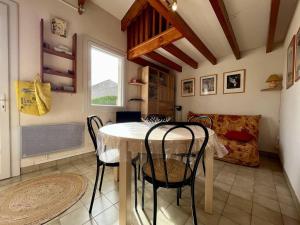 cocina con mesa y sillas en una habitación en Maison Dolus-d'Oléron, 2 pièces, 4 personnes - FR-1-246A-236, en Dolus d'Oléron