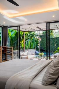 Ένα ή περισσότερα κρεβάτια σε δωμάτιο στο Kaori Loft by Alfred in Bali
