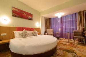 A bed or beds in a room at Shanshui Trends Hotel - Huaqiangbei