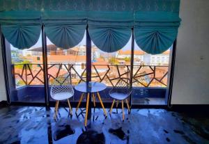 Ultimate Boutique في سيام ريب: كرسيين وطاولة أمام النافذة
