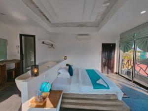 Ultimate Boutique في سيام ريب: غرفة نوم بسرير كبير وحوض استحمام