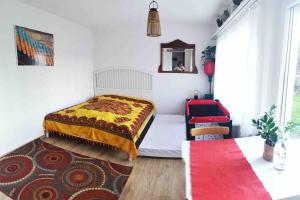 1 dormitorio con cama y alfombra roja en Pipin’s Studio en Ostermundigen