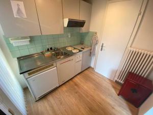 a small kitchen with a sink and a stove at Pipin’s Studio in Ostermundigen