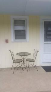 ウェスタリーにあるCozy, cute beach condo in Westerly RI . Best value in Westerly!!のテーブル、椅子2脚、テーブル、窓