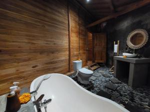 ウブドにあるD'Ethnic Ubud Joglo View Villas by EPSのバスタブとトイレ付きのバスルーム +41枚の写真