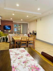 TV a/nebo společenská místnost v ubytování 南庄漫晨旅店Nanzhuang Manchen B&B