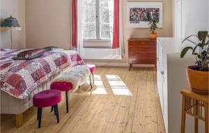 1 dormitorio con 1 cama y suelo de madera en Nice Home In Ormaryd With Kitchen, en Ormaryd