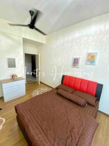 サンダカンにあるMarit's Homestay Sandakanのベッドルーム1室(赤いヘッドボード付きの大型ベッド1台付)