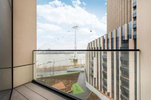 einen Blick vom Balkon eines Gebäudes in der Unterkunft The Cut- Stylish Riverside family home in London