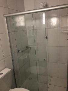 een badkamer met een glazen douche en een toilet bij Pousada 4 estações in Madre de Deus