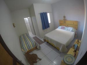 1 dormitorio pequeño con 1 cama pequeña y ventana en Casas Maragogi 1, en Maragogi